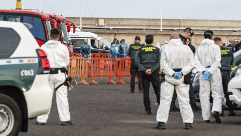 Sanitarios y Guardia Civil en el puerto de Granadilla.