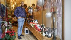 Arturo Varela ha tenido que colocar junto al ata�d varios de los regalos que se sortean y no caben en �l,  como el televisor o el patinete