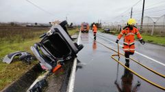 El coche volc� despu�s de chocar contra un paso sobre el canal de la cuneta