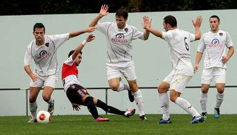 En el encuentro de la primera vuelta, al que corresponde la imagen, el Boiro se llev� la victoria en los �ltimos minutos.