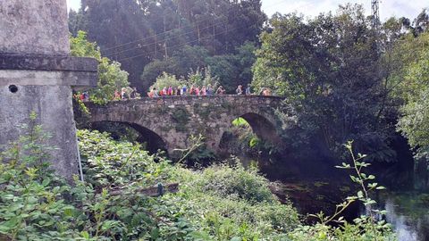 Participantes en el recorrido que organizaron los concellos. En la imagen, caminantes en el puente de Landrove (Viveiro).