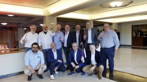 Arriba, Eduardo Puente (Powernet), Miguel Silva (Corporación Voz), Roberto Moreda (Allenta), Diego Vázquez (Imaxine), Javier Atán (Ednon), Cristóbal Ramos (Plexus) y Santiago Luces (Ricoh); abajo, Eduardo Aldao (Powernet), Luis Ornosa (R), Manel Chao (Plexus), Alberto Mosquera (Ricoh). 