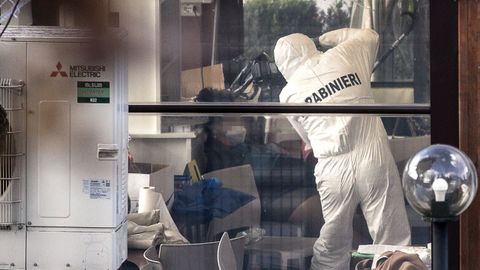 La polic�a cient�fica italiana, en el lugar del crimen
