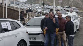 Taxistas delante de sus veh�culos antes de salir en caravana para protestar por la proliferaci�n de VTC en A Coru�a