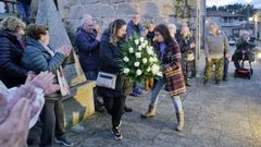 Ofrenda floral a las victimas del 11M en la aldea ourensana de As Curuxeiras.