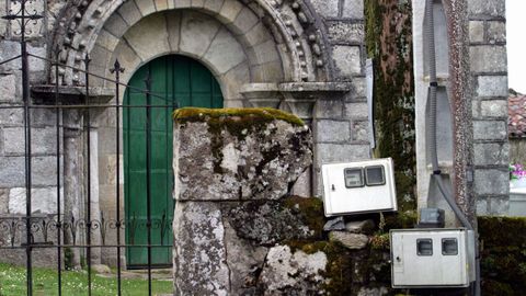 Contadores de la luz a la entrada de una iglesia romnica, en una imagen de archivo