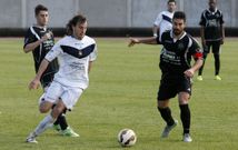 Diego N��ez, a la izquierda, pugna por el bal�n en el partido ante el Sada en A Pinguela. 