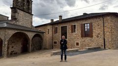El alcalde de O Barco, Aurentino Alonso, en la plaza de la Iglesia de Vilanova.