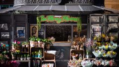 El quiosco Con Flores y Floreros de la calle Calvo Sotelo de Oviedo cuenta adem�s con caf� para llevar