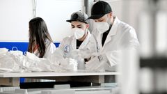 Trabajadores de una f�brica de mascarillas en Wuppertal, Alemania.