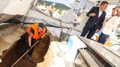 El presidente de la Diputaci�n, Valent�n Gonz�lez Formoso, y la diputada provincial de Dereitos Civ�s, Sol Agras, ayer en el cementerio de Serantes.