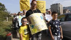 Edgar y Gilber con su madre, durante la protesta para reclamar int�rprete de lengua de signos durante toda la jornada lectiva