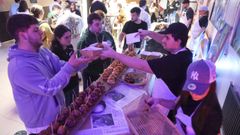 Los comensales habituales del CIFP degustaron ayer �comidas del mundo�