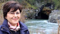 Celia D�az fronte ao t�nel mineiro romano de Montefurado