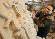 O artes�n ribeirense, en pleno proceso de elaboraci�n dun escudo. 