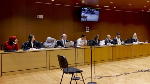 La Fiscala, Olga Serrano, a la derecha de la imagen durante el juicio por el crimen de Yoel Quispe.