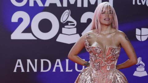 Karol G en la alfombra roja de los Latin Grammy