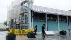 Los primeros andamios. Dise�ada en 1910 y estrenada en 1923, la nave de la Pescader�a de Ucha se prepara estos d�as para el inicio inminente de los trabajos y despedirse de su tono azul. La fachada que da hacia el mercado se encuentra cubierta de andamios. Y las labores se extender�n tambi�n al resto de fachadas en las pr�ximas semanas. Las tareas de pintado deber�n estar finalizadas en un plazo de tres meses.