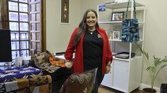 Stefani Daz en el despacho de Daz Abogados de Santiago, rodeada de algunos productos solidarios que vende la oeneg que cofund en el 2023. Mbele frica tiene un punto de venta en la tienda Bordados Brdalo de Ames (en la avenida Rosala de Castro de O Milladoiro), donde desde el minuto uno decidieron colaborar con esta iniciativa.