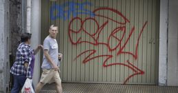 Una de las �ltimas pintadas que realizaron los v�ndalos est� en el n�mero 15 de Acea de Ama. 