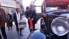 Francisco Villanueva, el Millonario por un da, a punto de subirse al coche de poca con una de sus compras