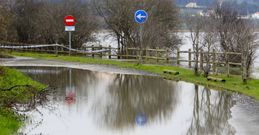 La parte final del paseo valdovi��s segu�a ayer anegado debido a la crecida de la laguna. 