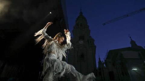 Rosala actuando en Santiago en el 2018, en la plaza de A Quintana, con una de las torres de la Catedral de fondo. Aquel concierto fue gratuito y la catalana estaba inmersa en la gira de presentacin del disco que la catapult a la fama, El Mal Querer.