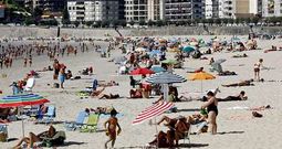 Los arenales, como Silgar, mantuvieron una elevada afluencia de ba�istas en el mes de septiembre m�s caluroso que se recuerda.