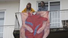 La artistas ourensana Iris Blanco junto a su pareja en el balc�n de su casa