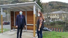 El delegado territorial de la Xunta y la alcaldesa junto a marquesina, instalada en las cercan�as de la casa consistorial