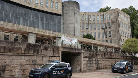 Los juzgados de Fontiñas, en Santiago, ayer por la mañana. En la entrada, un cartel de una movilización anterior advierte de la huelga