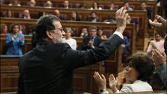 Rajoy saluda a los diputados, que le dedican una ovaci�n, en el debate de moci�n de censura el pasado d�a 1