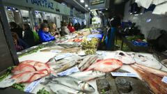 Ambiente en las pescader�as de la plaza de Abastos de Lugo a pocos d�as de Navidad 