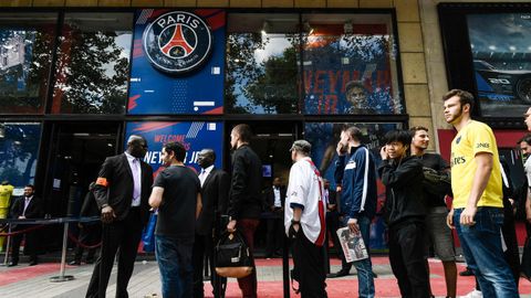 Aficionados haciendo cola frente a la tienda del PSG en los Campos El�seos para comprar la camiseta de Neymar