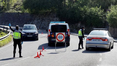 Agentes de la Polic�a Nacional realiza un control de tr�fico, este martes en una de las entradas a Oviedo