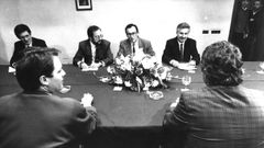 Xos� Lu�s Barreiro, Laxe y Antonio Rodr�guez (de frente) en una reuni�n posterior a la moci�n de censura contra Albor.