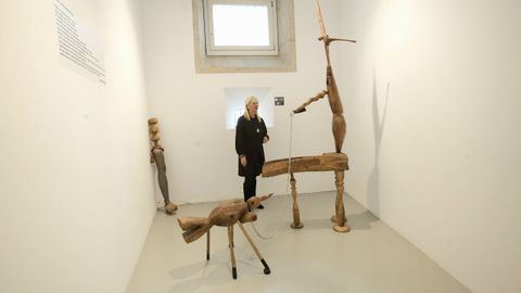 Cristina Carballedo, comisaria da exposición, xunto a pezas de Paco Pestana
