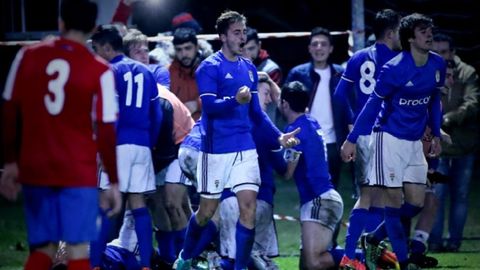 Los jugadores del Vetusta, con Josn en el centro, celebran el gol de Viti en el derbi de la 16/17