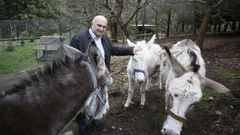 M�ndez, cos burros da reserva onde viven 40 ponis, gamos, ovellas, cans e un �and�