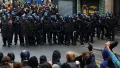 La polica francesa ante unos manifestantes en Pars.