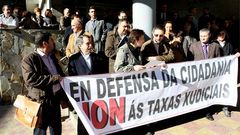 Los abogados secundaron una concentraci�n ante la sede judicial contra las tasas