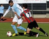 Pablo Vivero, que ayer actu� como central, trata de frenar un avance del Compostela.