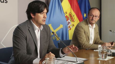 El consejero de Ciencia, Borja S�nchez, y el director general de Planificaci�n de FP, Javier Cueli