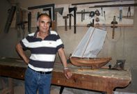 Domingo, no seu taller, escenario onde dedicou m�is de cincuenta anos � realizaci�n de dornas. 