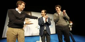 Feijoo junto a Rey Varela, al que present� como el l�der del partido �m�s unido de Ferrol�, y a Diego Calvo ayer en el teatro Jofre. 