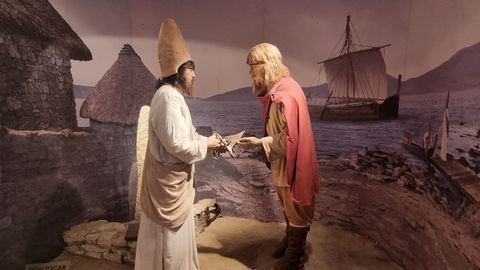 Recreacin del encuentro entre un fenicio y un castreo que se puede ver en el Centro de Interpretacin de la Romanizacin de Toralla