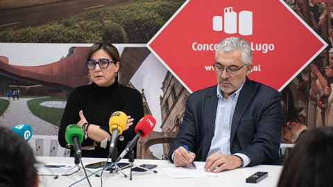El alcalde, Miguel Fernndez, y la concejala, Mara Reigosa, comparecieron el viernes