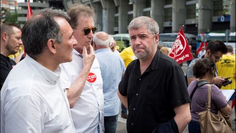  El secretario general de CCOO, Unai Sordo (d), junto a los trabajadores de Alcoa, que han recorrido la distancia entre el estadio Santiago Bernab�u y el Ministerio de Industria, Comercio y Turismo, en un manifestaci�n