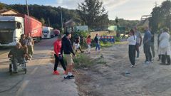 Imagen del encuentro de representantes del PSOE con vecinos de Louriz�n que viven a pie de la PO-546