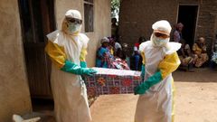 Voluntarios portan un f�retro con un ni�o en una provincia del Congo en la que se registr� un brote de �bola